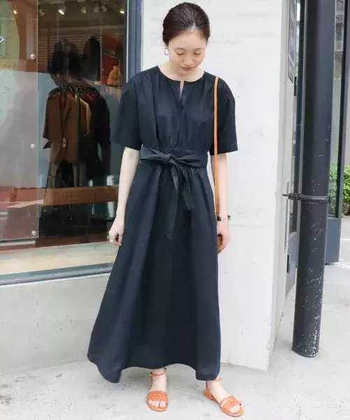 落ち着いた雰囲気を作る 大人のためのネイビーワンピース 春夏のおすすめをご紹介 ローリエプレス