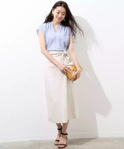 夏はホワイトスカートで軽やかに 大人女子のきれいめカジュアルスタイル ローリエプレス