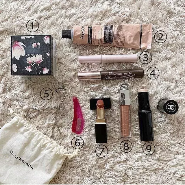 気になる美女のポーチをチェック かわいいあのひとは何を使っている ローリエプレス