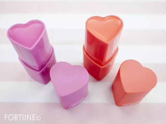 A Pieu オピュ のハートオンザチークは発色も写真映えも抜群のクリームチーク 青みピンクとコーラルを色比較 ローリエプレス