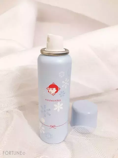 石塚研究所の毛穴ケアブランド 毛穴撫子 メイクシリーズより ポッカリ毛穴をキュッと引き締める化粧液を含んだ冷た いコットン 毛穴撫子毛穴かくれんぼコットン が4 21より数量限定発売 ローリエプレス