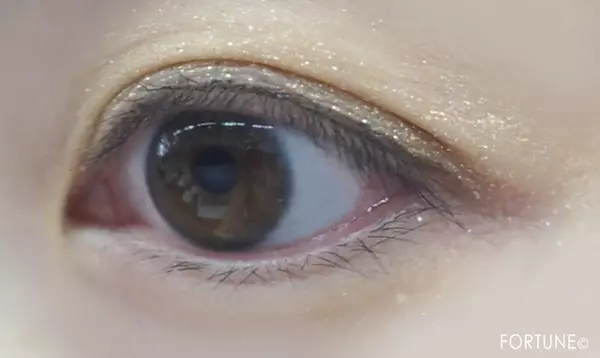 ラメ落ちしない 濡れたような輝きのプレイオンメイク ダズリングアイグロス ピンク ゴールドをレビュー ローリエプレス