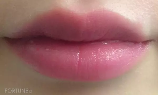 唇の色に馴染んだカラーに変化する Kateのリップをつけ比べ ローリエプレス