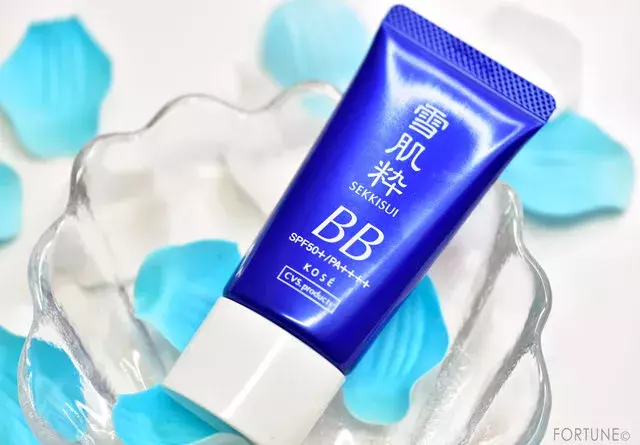 コンビニで手に入る雪のような透明感 1本6役の 雪肌粋bb でspf50 Pa のuvケアまで ローリエプレス コンビニで手に入る雪のような透明感 1本6役の 雪肌粋bb でspf50 Pa のuvケアまで ローリエプレス