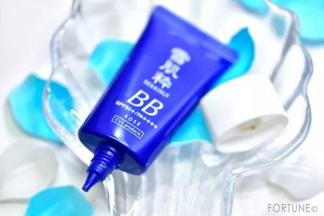 コンビニで手に入る雪のような透明感 1本6役の 雪肌粋bb でspf50 Pa のuvケアまで ローリエプレス コンビニで手に入る雪のような透明感 1本6役の 雪肌粋bb でspf50 Pa のuvケアまで ローリエプレス