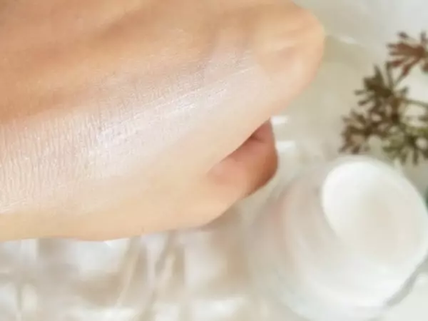 話題のコスメ 実際どうなの プロが Sns人気の高い下地 を3種類比べてみた ローリエプレス