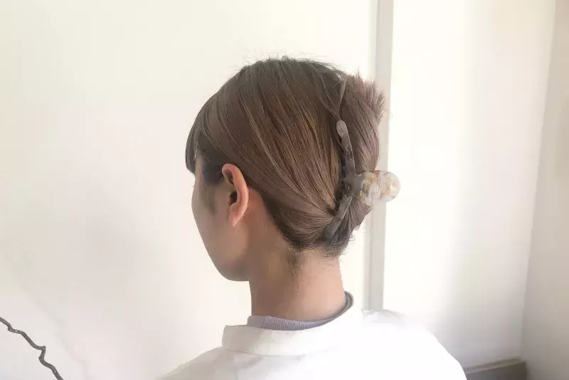 ダサ見え回避 トレンドのヘアアクセを使った ミディアム向け ヘアアレンジ ローリエプレス