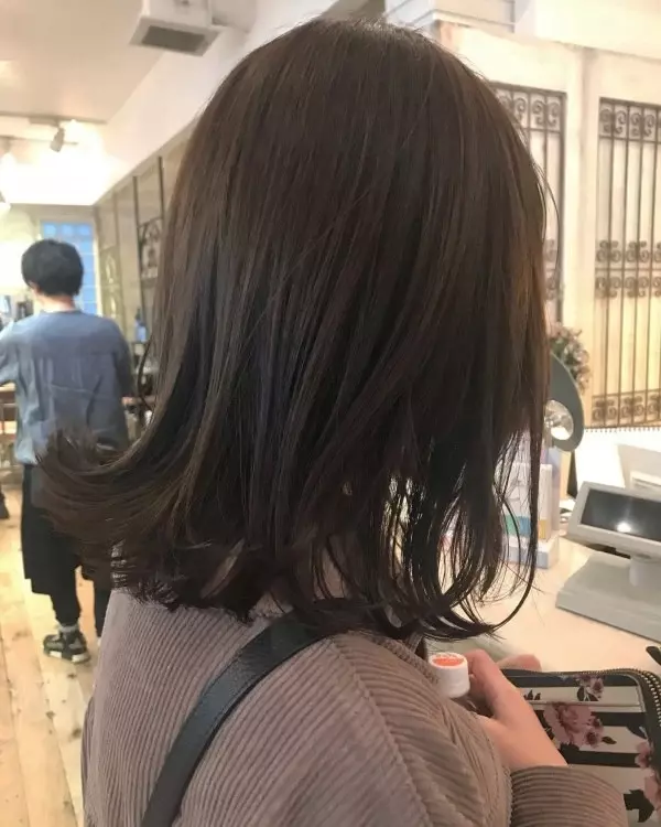 カラー後のシャンプーにはコツが必要 美容師直伝 ヘアカラーの色落ち を防ぐ方法 ローリエプレス