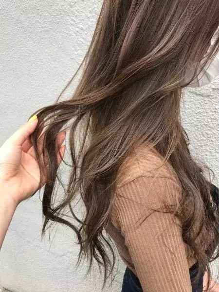 カラー後のシャンプーにはコツが必要 美容師直伝 ヘアカラーの色落ち を防ぐ方法 ローリエプレス