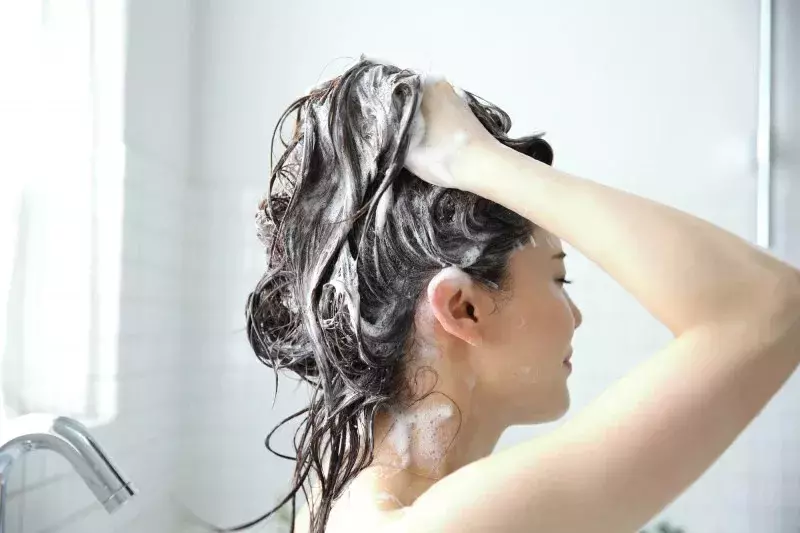 カラー後のシャンプーにはコツが必要 美容師直伝 ヘアカラーの色落ち を防ぐ方法 ローリエプレス