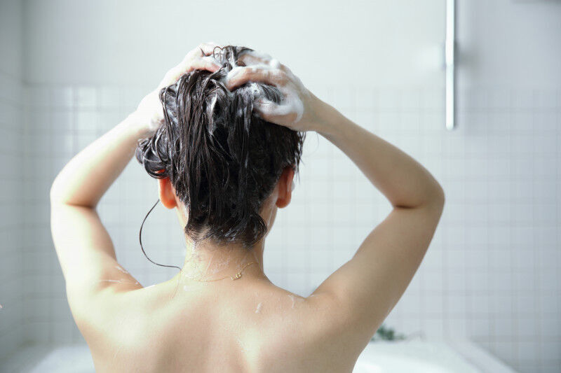 夜に髪を洗わないのはNG!? 美容師が教える髪が傷みやすくなるヘアケア3つの1枚目の画像