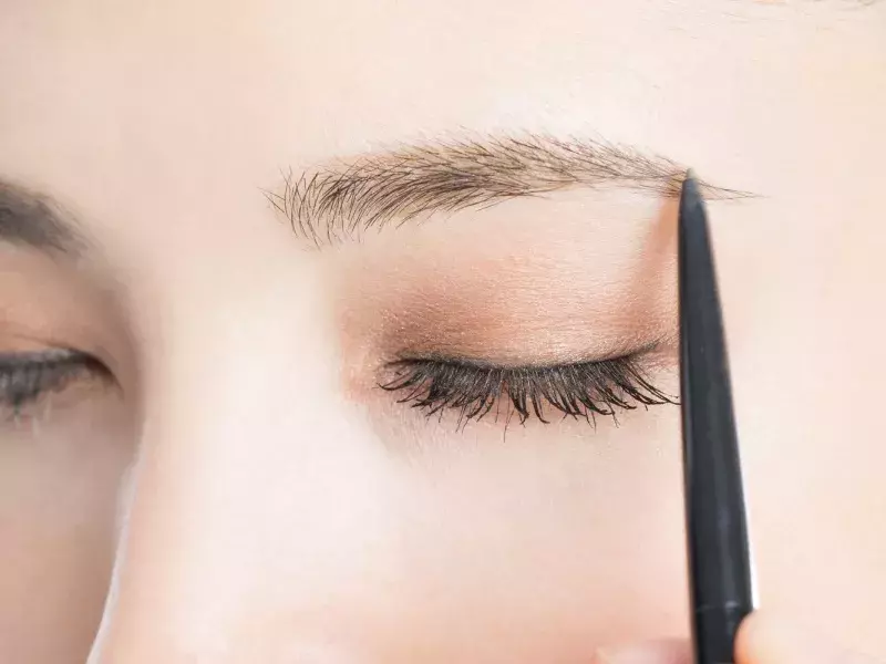 自然な平行アーチ眉を描きたい 不器用でも失敗しない 垢抜け眉 の描き方 ローリエプレス