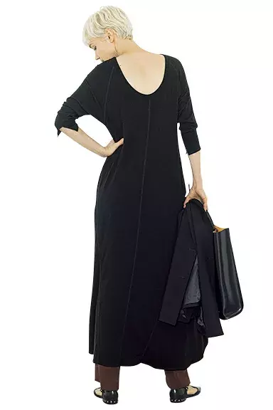 マンネリしがちな 黒ロングワンピース の正解 着まわし4選 ローリエプレス