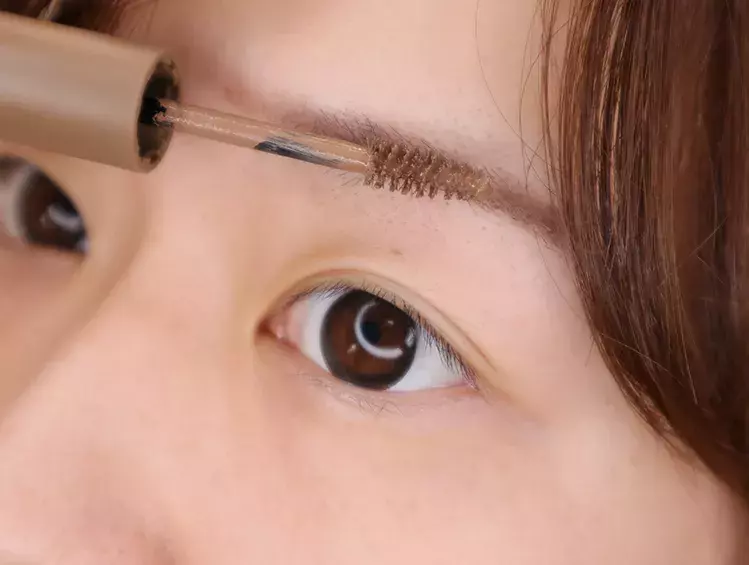 髪色に合わせて眉の印象変えてみる ヘアカラー別おすすめ アイブロウマスカラ 選びました ローリエプレス 髪色に合わせて眉の印象変えてみる ヘアカラー別おすすめ アイブロウマスカラ 選びました ローリエプレス