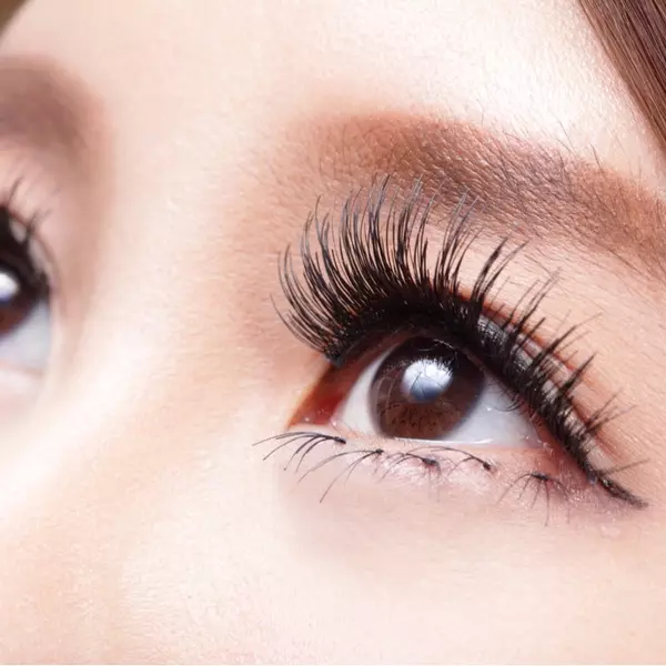 美しく自然なまつ毛を目指すなら コームタイプ のマスカラが必須 ローリエプレス