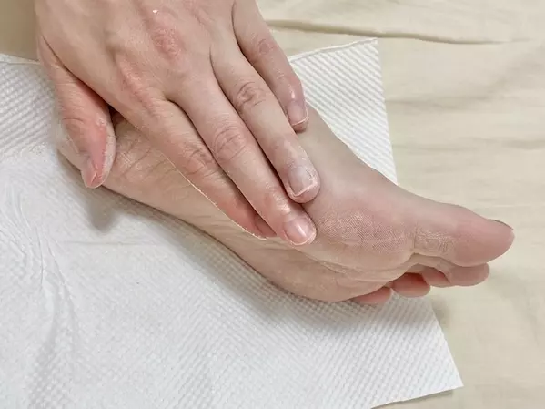 ガサガサかかと ひざの黒ずみ 足のニオイを解決 つるふわ足を作る フットケア アイテム特集 ローリエプレス