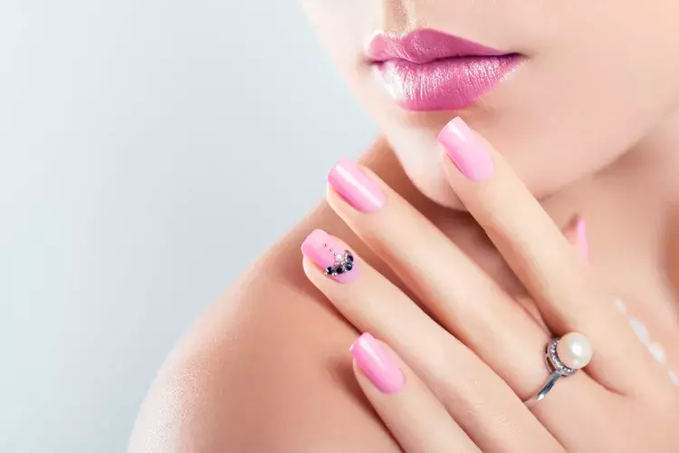 大人可愛いネイル特集 シンプルで上品なネイルの選び方 色 デザイン 塗り方 ローリエプレス 大人可愛いネイル特集 シンプルで上品なネイルの選び方 色 デザイン 塗り方 ローリエプレス