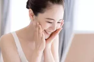 顔の産毛はケアしてる おすすめの処理方法 グッズ 透明感のある肌へ ローリエプレス
