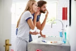 皮脂を抑えたい 顔のベタつき テカリ対策の基本は 男性も高校生も必見 ローリエプレス