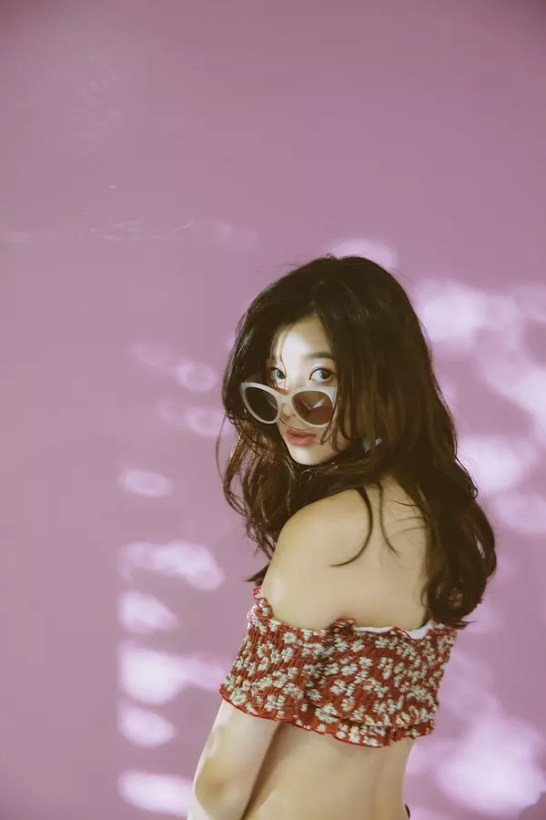 朝比奈彩が着る ヘザーの水着 愛用コスメも大公開 ローリエプレス