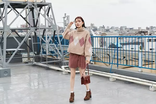 パリのスクールガール風 アーガイル柄ニットを全色着こなし ローリエプレス