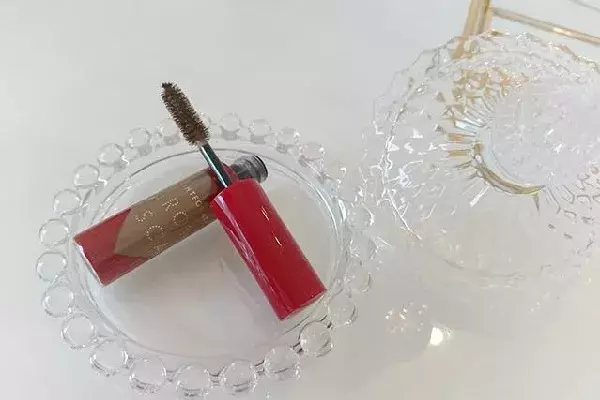 あか抜けフェイスを叶えます 黒髪さんにおすすめの 眉マスカラ 大辞典 ローリエプレス