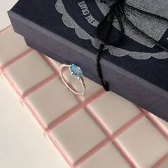 花びらのように弧を描く宝石の指輪。RIN KAMEKURAの「6/Charm ring」【サムシング センスフル】