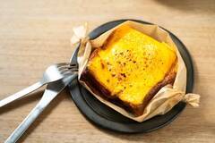 「パンとエスプレッソと」のフレンチトーストに3層チーズがとろ～り。少し贅沢なコラボメニューは春限定！