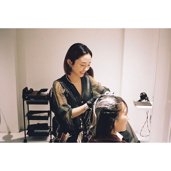 東京・表参道のフリーランスサロン「NOVAN」の美容師・kananoさんのサロンワークの様子