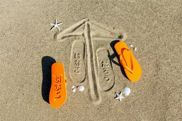 砂浜にメッセージをスタンプできるビーチサンダルが楽しい ローリエプレス