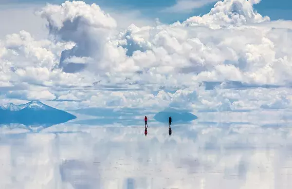 絶景スポット ウユニ塩湖 で撮影したみたい 空が反映する写真にできる加工アプリ ローリエプレス