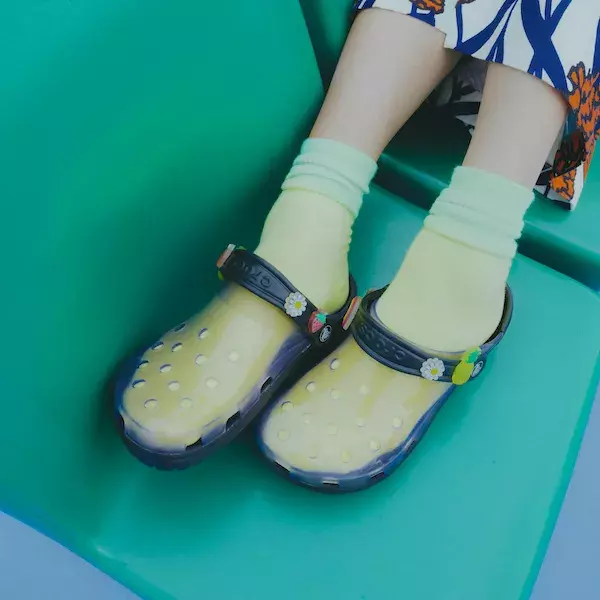 スケルトンの クロックス って新しいかも 透け感 を楽しめる夏の新作に早くもゾッコンなんです ローリエプレス