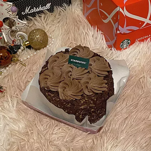 スタバレビュー クリスマスケーキも裏切らないおいしさ 2種類どちらも絶品で片方なんて選べないかも ローリエプレス