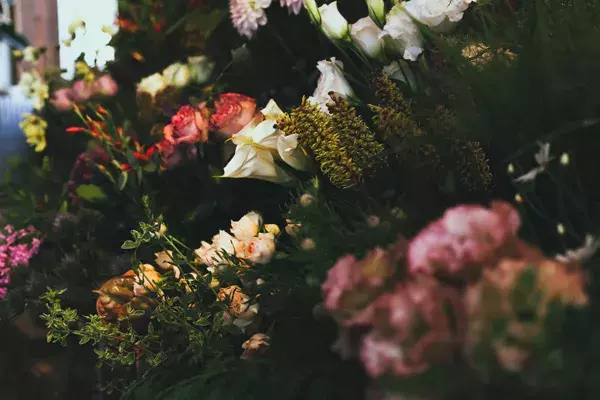 コーヒーに食事 ワークショップも 蔵前で人気のホステル カフェバーに 素敵なお花屋さんが入りました ローリエプレス