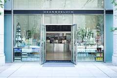 DEAN & DELUCA、日本上陸1号店の「カフェ丸の内」が20周年！特別なバーガーとフラッペはもう食べた？