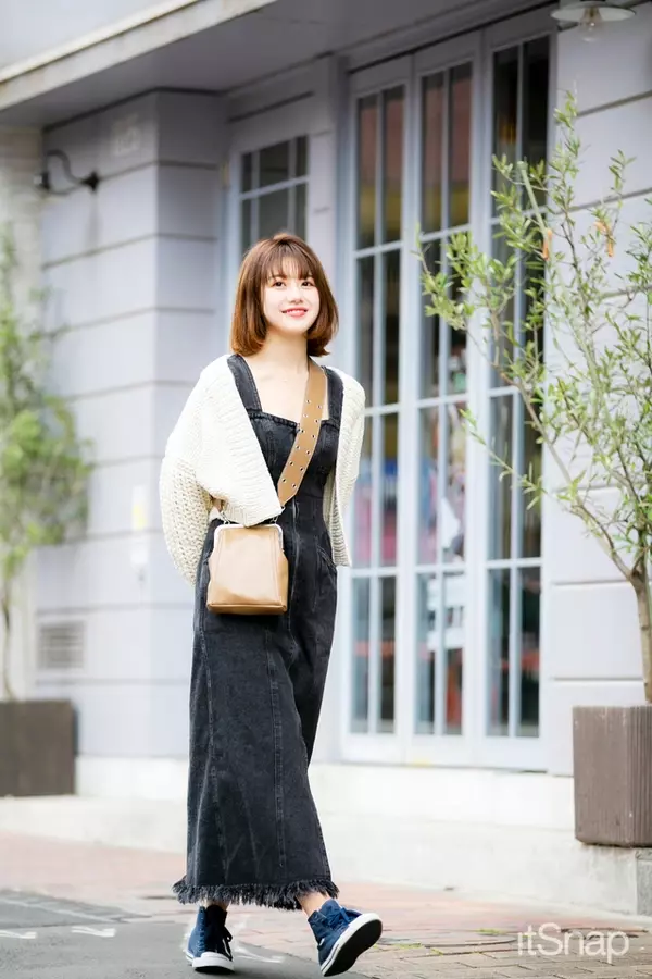 Snidelのデニムワンピ Lily Brownのニットカーデ 人気ブランド同士でおしゃれ見え ローリエプレス