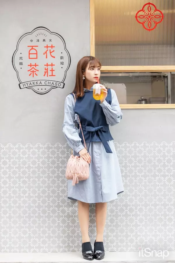 清楚なレイヤード風ワンピにピンクバッグを合わせて乃木坂46顔負けの可愛さを 名古屋 ローリエプレス