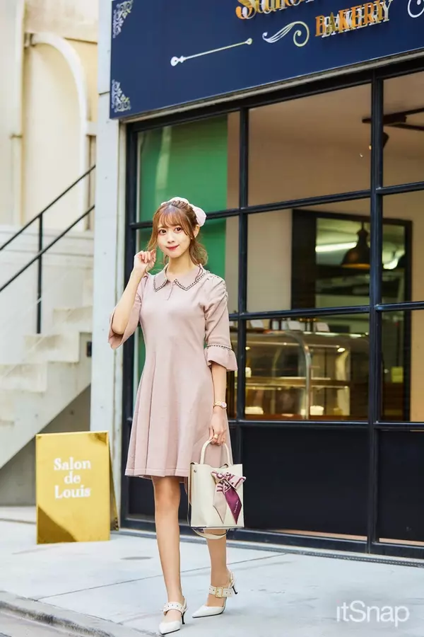 スタイルよく見えるガーリーピンクのフレアワンピに リボンで可愛いの過剰摂取 ローリエプレス