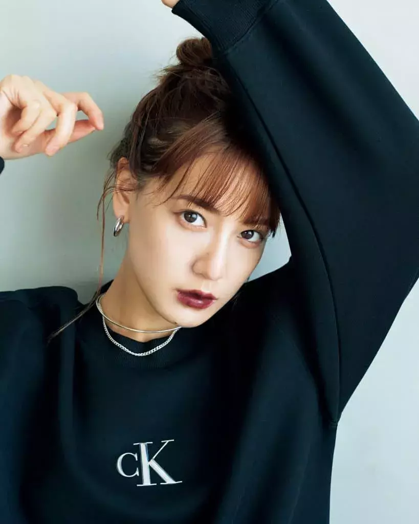 秋の黒コーデと相性のいい リップとアクセの組み合わせ とは ローリエプレス