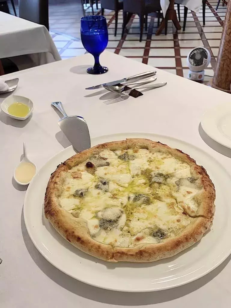 週末食べたい チーズに蜂蜜 魅惑のクワトロフォルマッジって知ってる ローリエプレス 週末食べたい チーズに蜂蜜 魅惑のクワトロフォルマッジって知ってる ローリエプレス