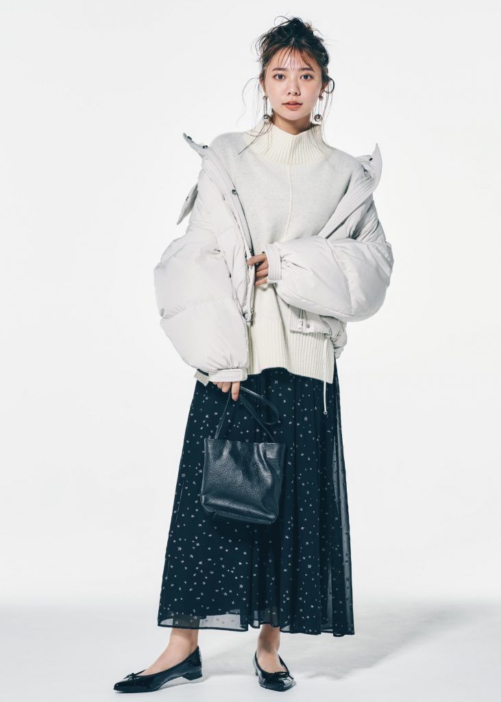【冬デート服】ホワイトダウン×ロングスカートの女っぽいコーデ3選の2枚目の画像