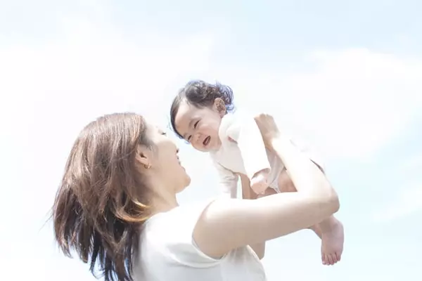 赤ちゃんが泣き止む ぐずり対策 全部試したい先輩ママのテクニック大公開 ローリエプレス