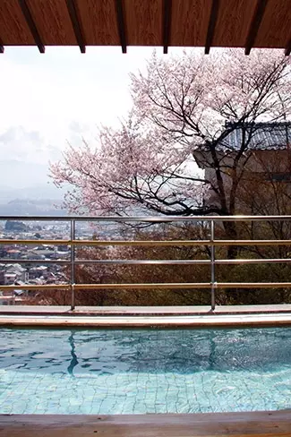 関東近郊の 花見露天風呂 がある日帰り温泉７選 春の桜絶景は湯けむり越しに ローリエプレス