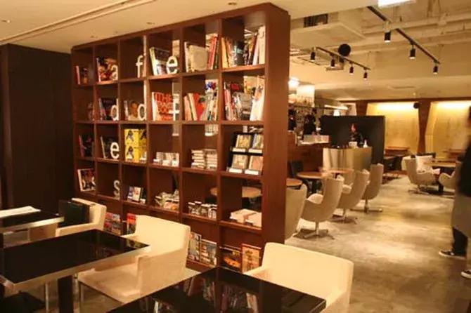 池袋駅近 席数50席以上のゆったり広 いカフェ5選 100席以上の店も ローリエプレス