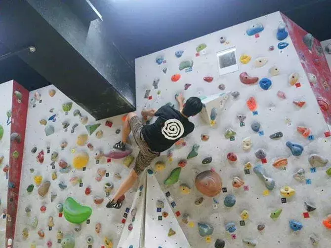 初心者向け ボルダリングの服装や注意点は 持ち物にレンタルできるものも紹介 ローリエプレス 初心者向け ボルダリングの服装や注意点は 持ち物にレンタルできるものも紹介 ローリエプレス