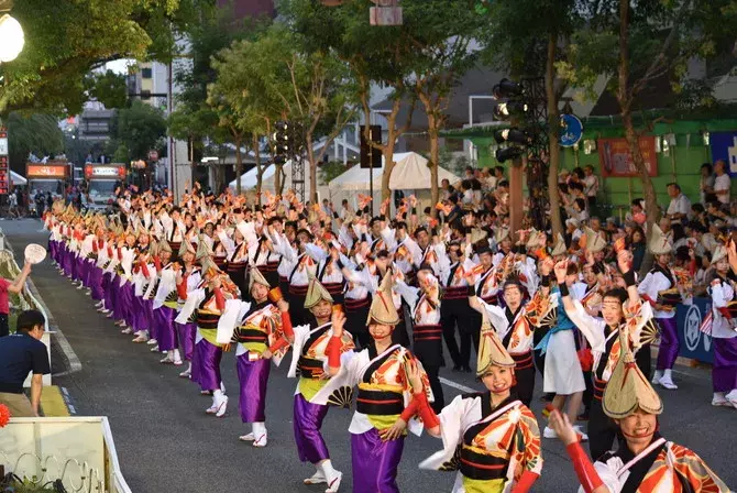 全国のよさこい祭り 19 日程や見どころは あわせて行きたい周辺観光もご紹介 ローリエプレス