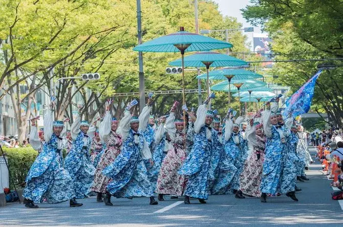 全国のよさこい祭り 19 日程や見どころは あわせて行きたい周辺観光もご紹介 ローリエプレス