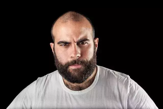 睨むような視線が痛い 険しい顔で見てくる人の心理と対策とは ローリエプレス