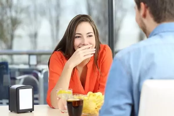 仕草でわかる 年上男性の会話や態度に見られる脈ありサイン ローリエプレス