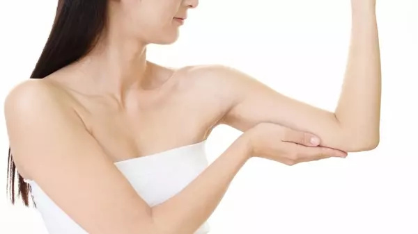 皮膚科医が解説 さめ肌の原因 対処法 二の腕 肩 太もものブツブツを今年こそ解消 ローリエプレス